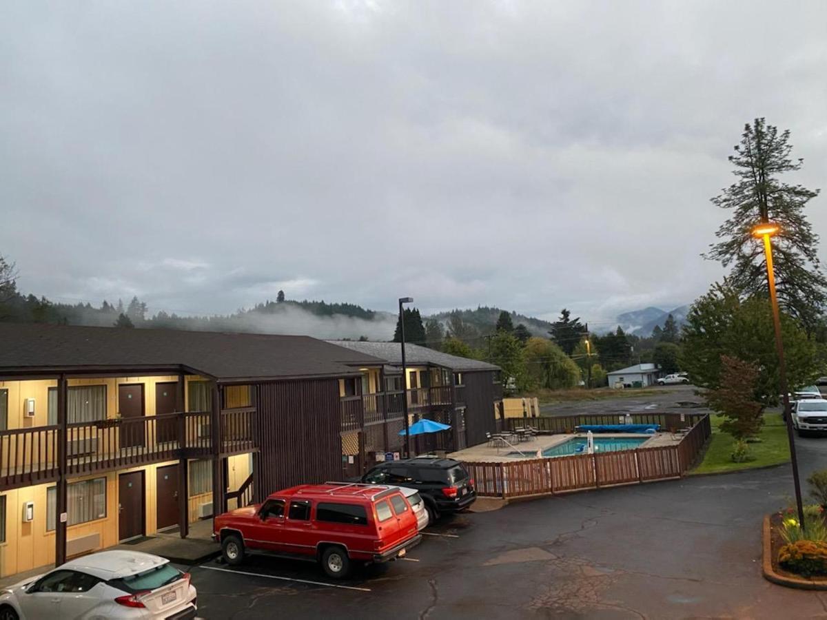 Oakridge Inn & Suites エクステリア 写真