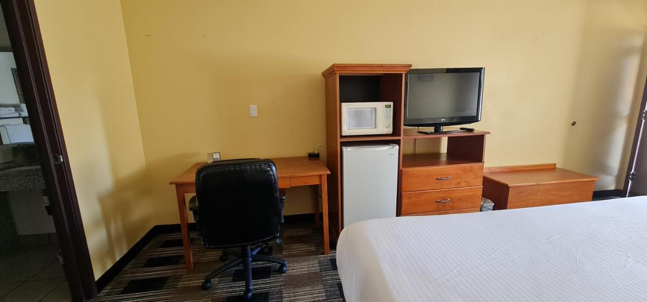 Oakridge Inn & Suites エクステリア 写真