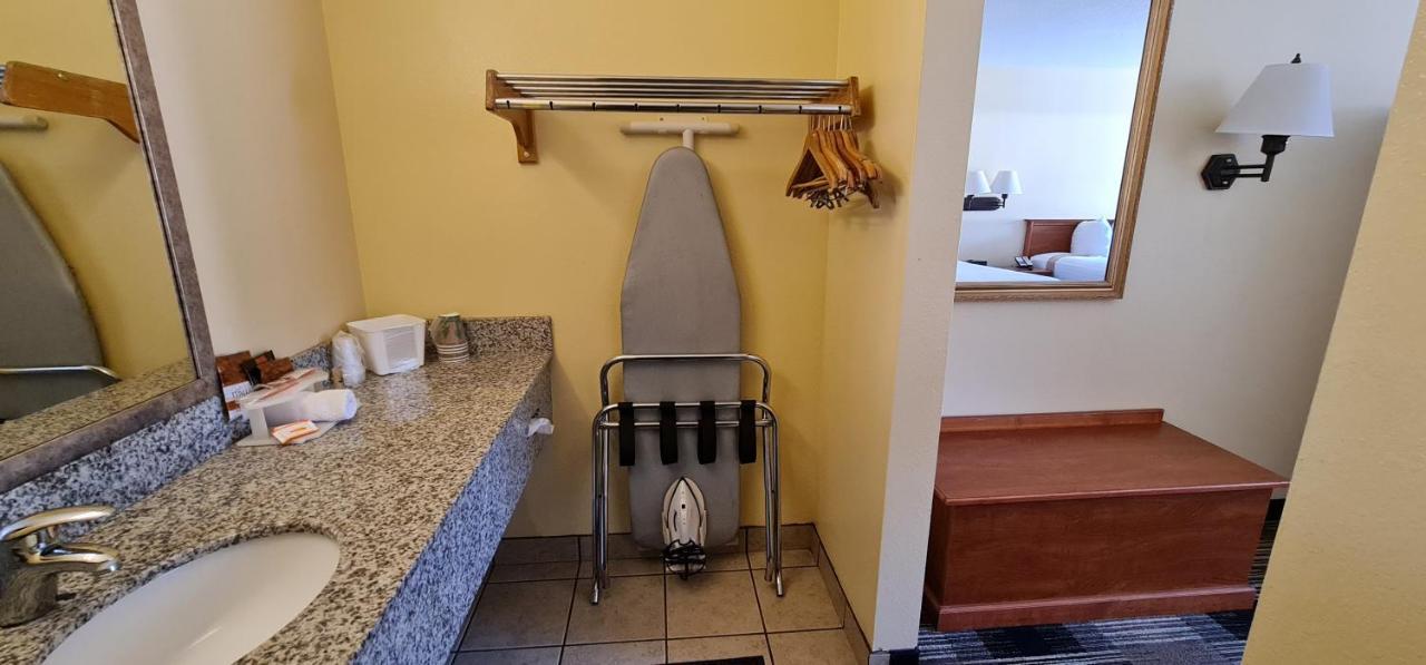 Oakridge Inn & Suites エクステリア 写真