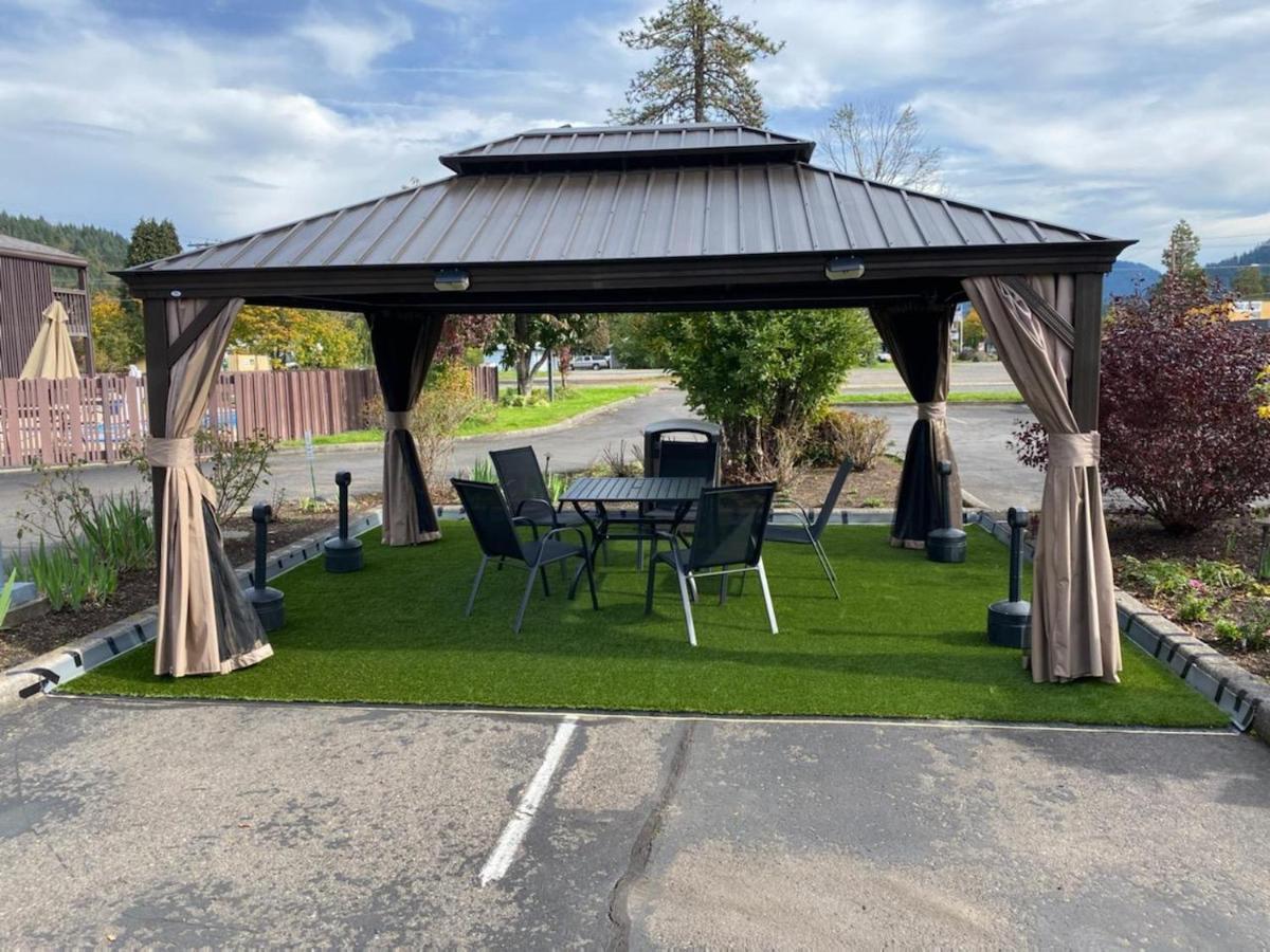 Oakridge Inn & Suites エクステリア 写真