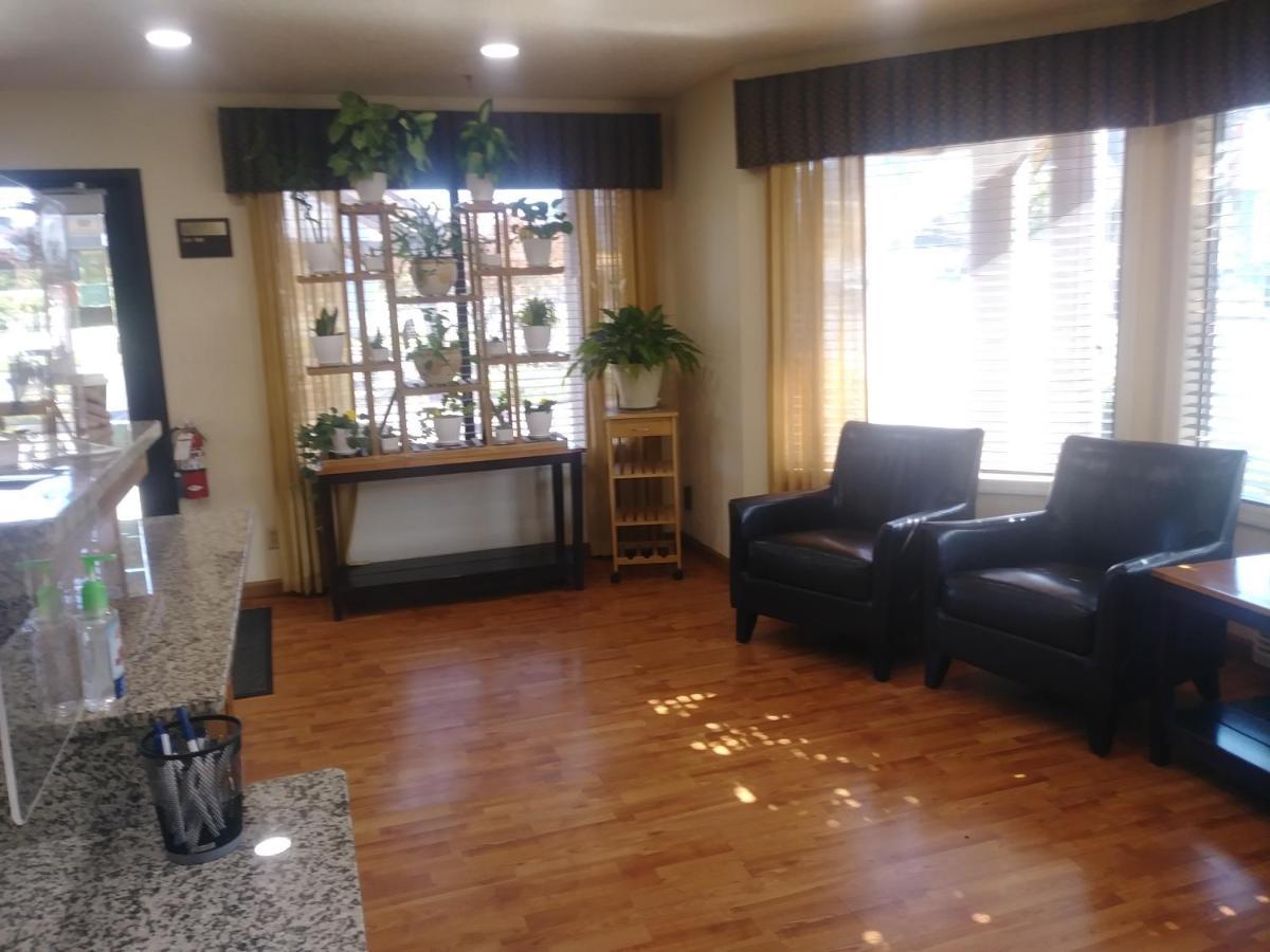 Oakridge Inn & Suites エクステリア 写真
