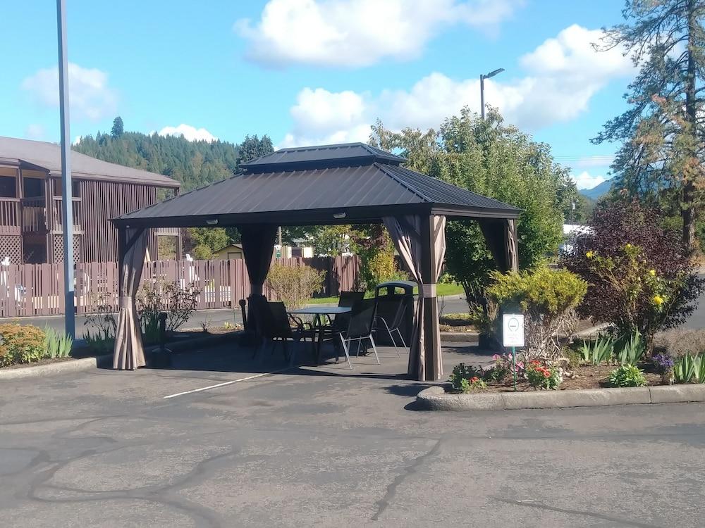 Oakridge Inn & Suites エクステリア 写真