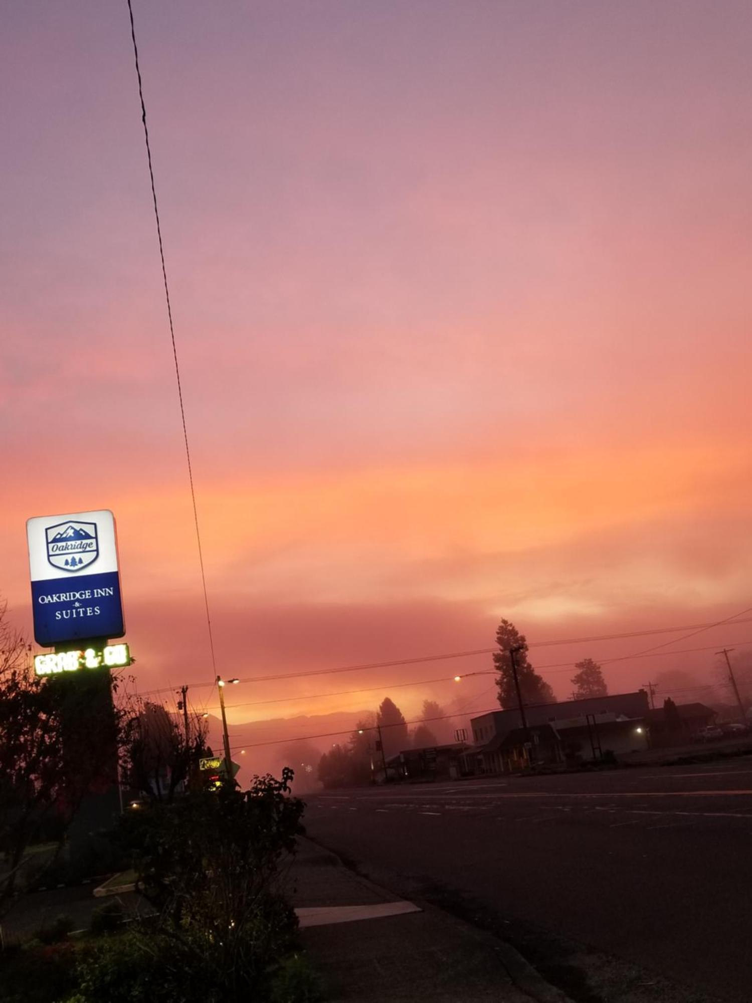 Oakridge Inn & Suites エクステリア 写真