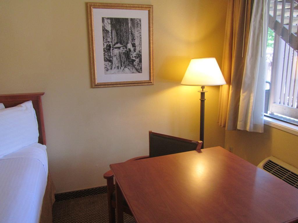 Oakridge Inn & Suites エクステリア 写真