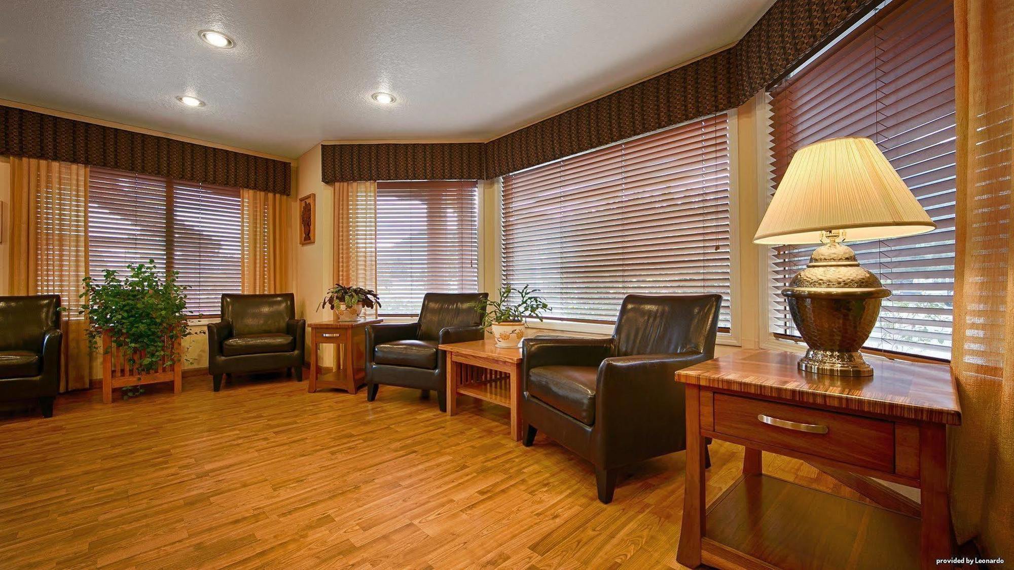 Oakridge Inn & Suites エクステリア 写真