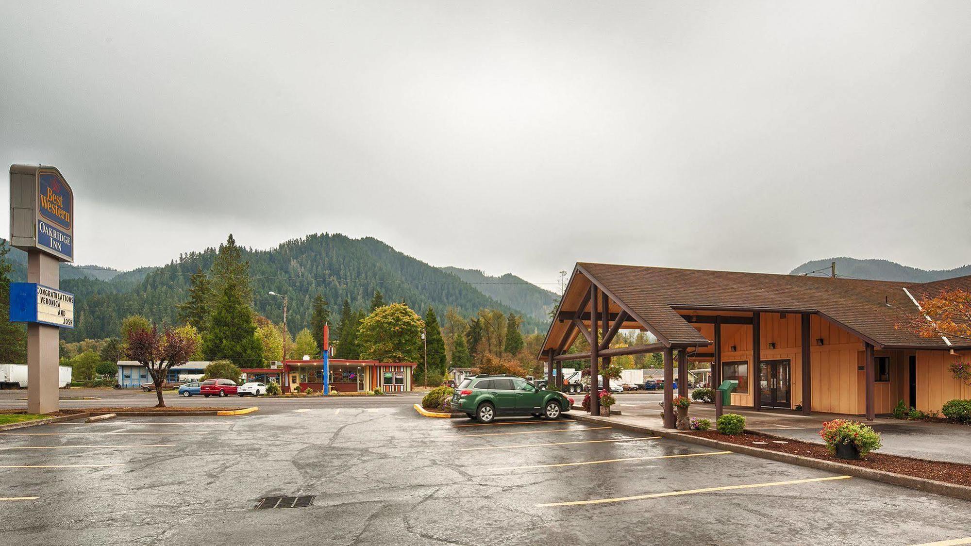 Oakridge Inn & Suites エクステリア 写真