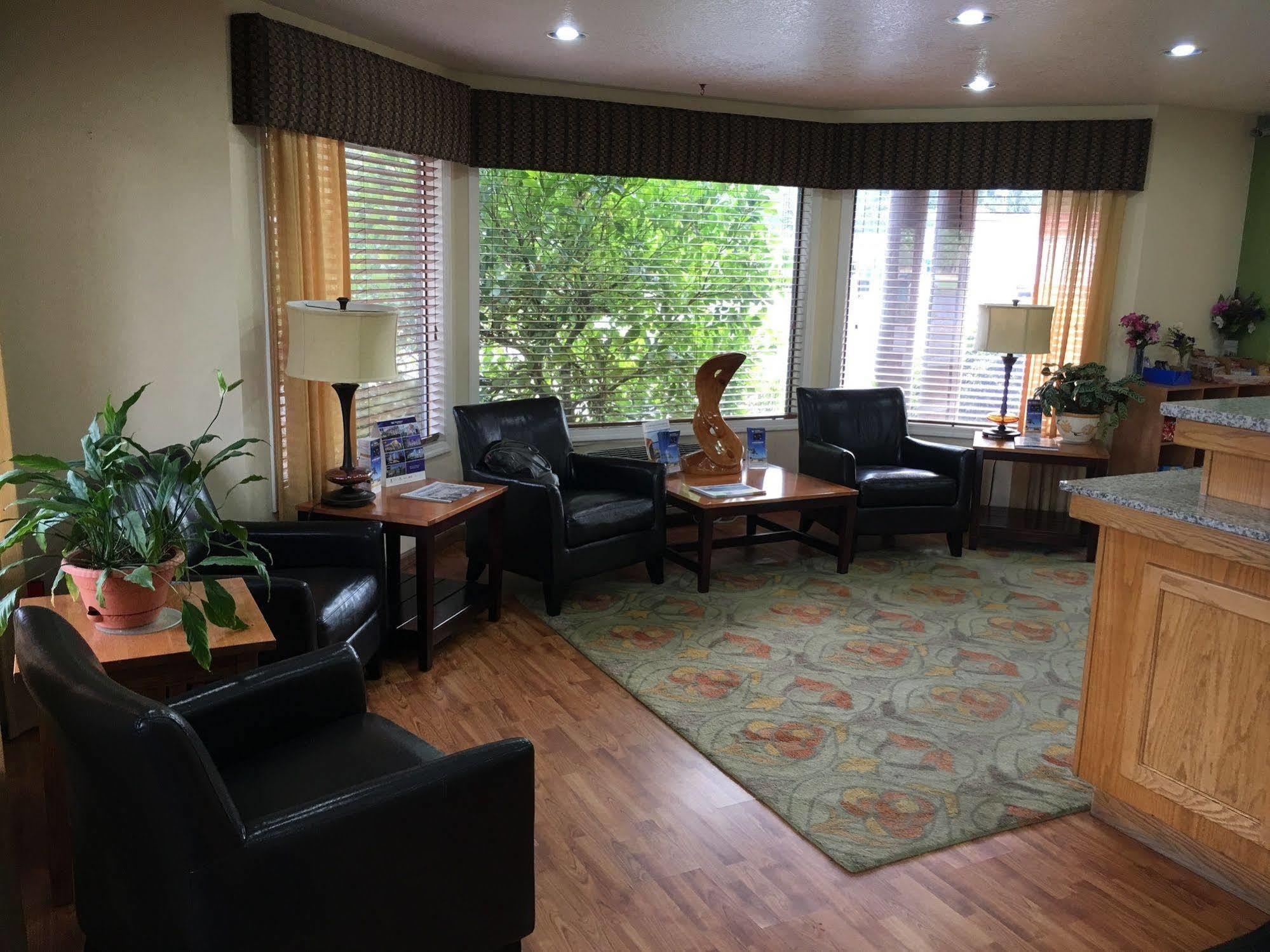 Oakridge Inn & Suites エクステリア 写真