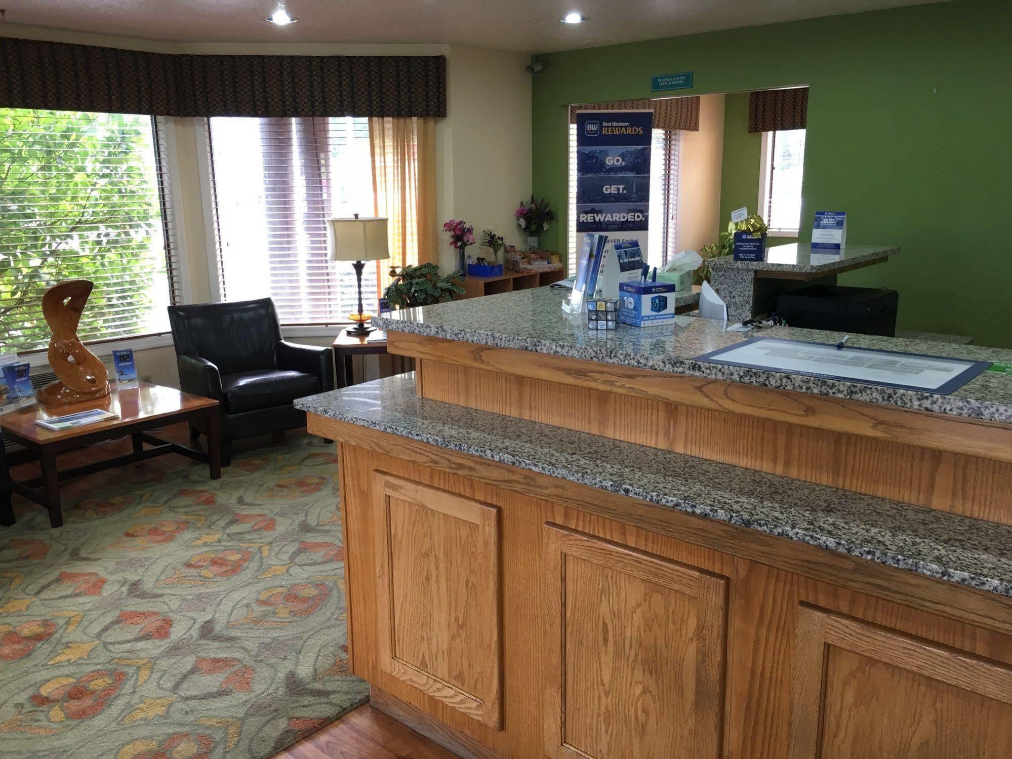 Oakridge Inn & Suites エクステリア 写真