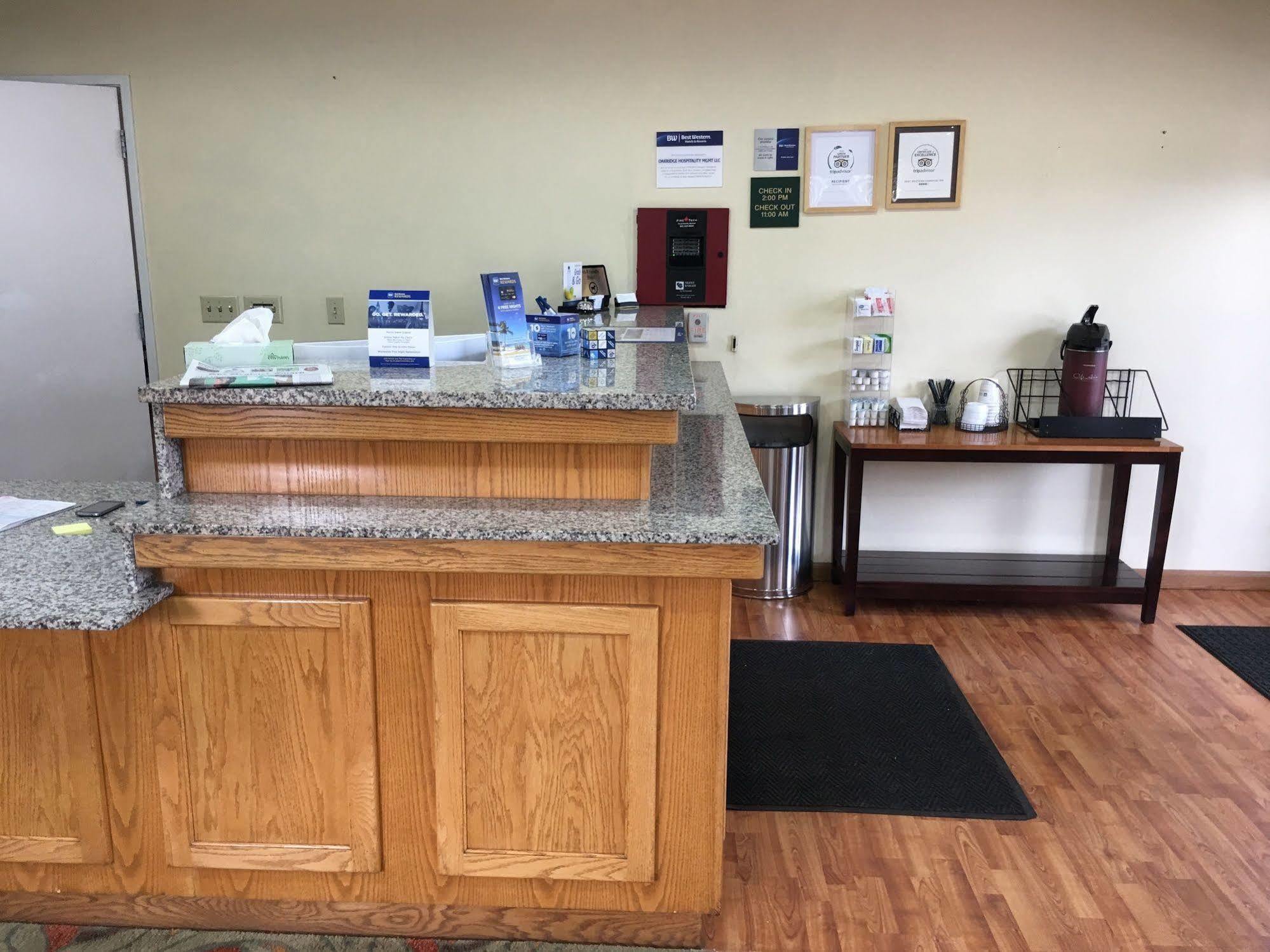 Oakridge Inn & Suites エクステリア 写真