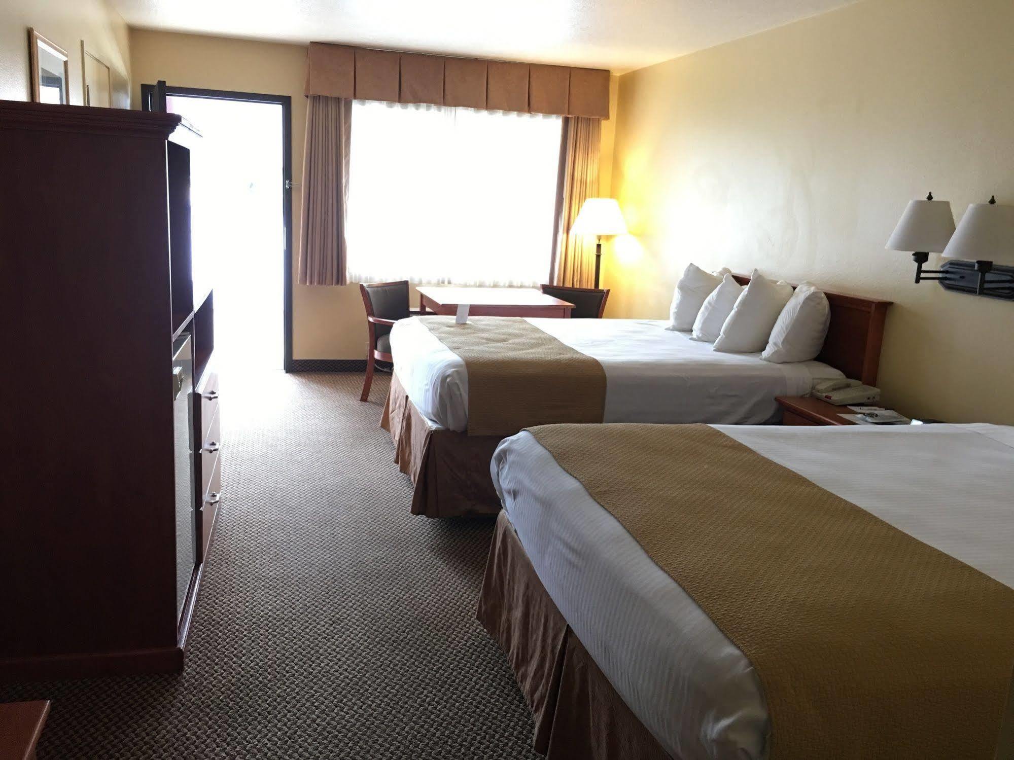 Oakridge Inn & Suites エクステリア 写真